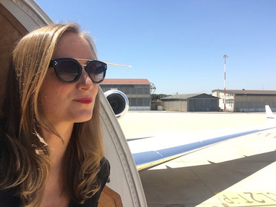 Je m’appelle Sara. Je suis hôtesse de l’air de jet privé en Californie. Portrait d’une hôtesse de l’air en temps de pandémie.